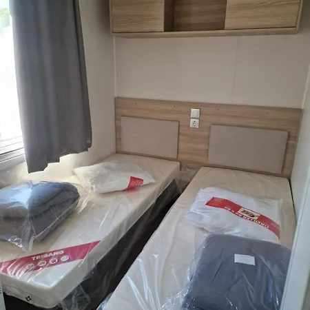 Camping Vue Sur Lac, 40 M2, 3 Ch, 2 Sdb Pour Votre Confort Lattes